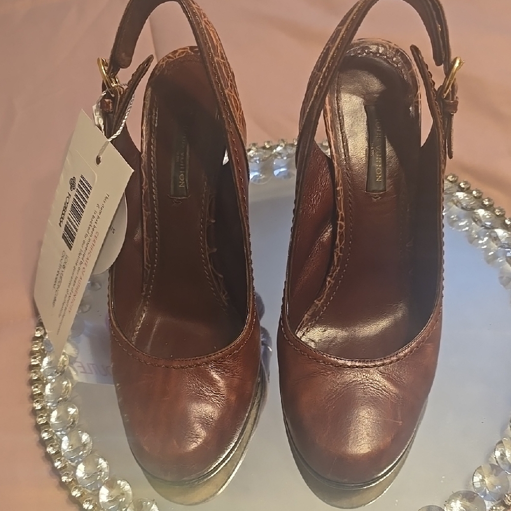 Louis Vuttion Women's Shoes COA